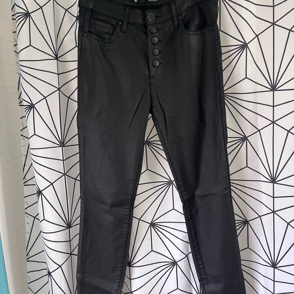 Kut from the Kloth Black Skinny Jeans with Smooth Texture